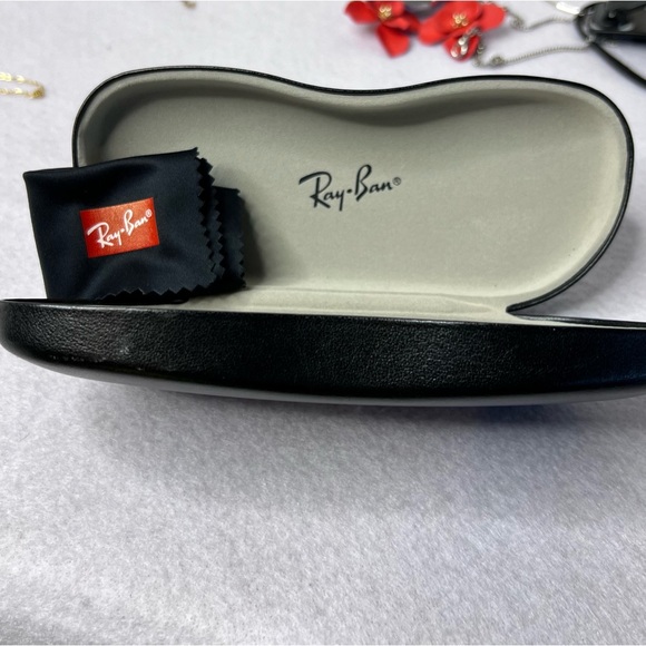 Ray-Ban Eyeglass/Sunglass Holder Black - Picture 4 of 9